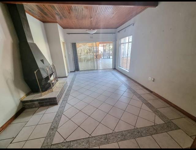 6 BEDROOM HOUSE FOR SALE IN BRACKENHURST